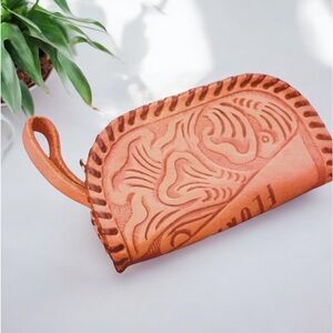VINTAGE LEATHER COIN PURSE Hand Tooled Zippered Excellent Condition 958-23